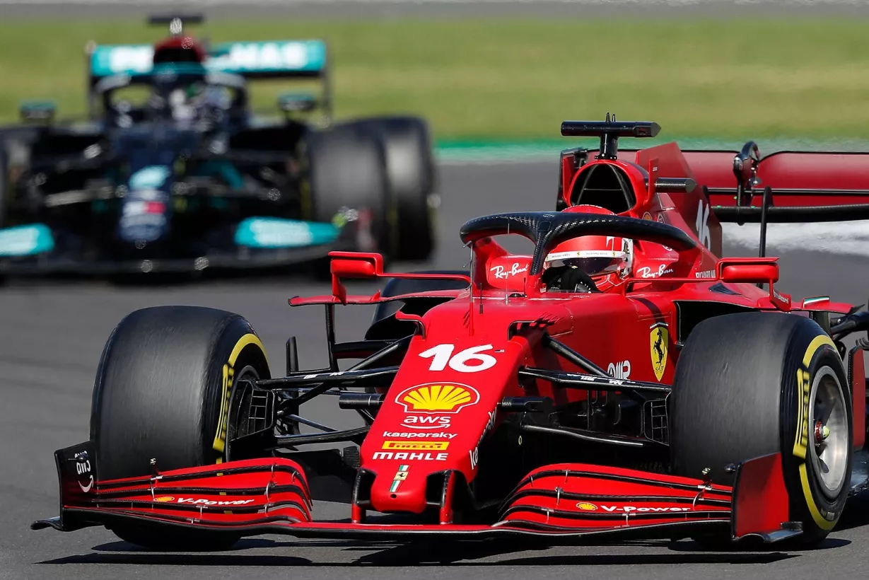 El monoplaza de Ferrari pilotado por Charles Leclerc es favorito para carrera Imola .  Ap