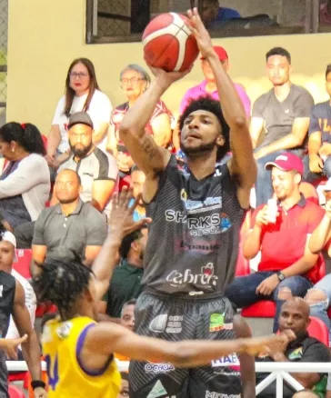 Gilwan Nelson, hace un lance ante Junior Almonte.