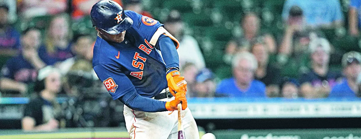 Jeremy Peña ejecuta el swing con el que disparó su tercer cuadrangular esta temporada.  Ap