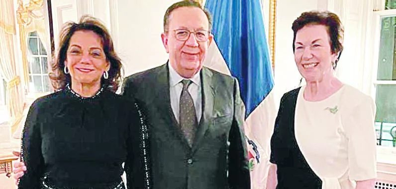 Fior D’Aliza Martínez de Valdez, Héctor Valdez Albizu y Sonia Guzmán, durante la velada.