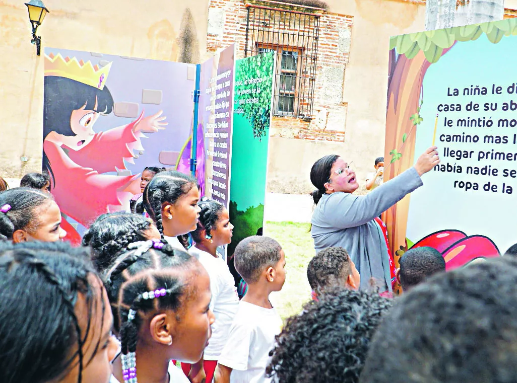 Alejandra Brito   comparte historietas y cuentos  con los niños .  Eliezer Tapia.