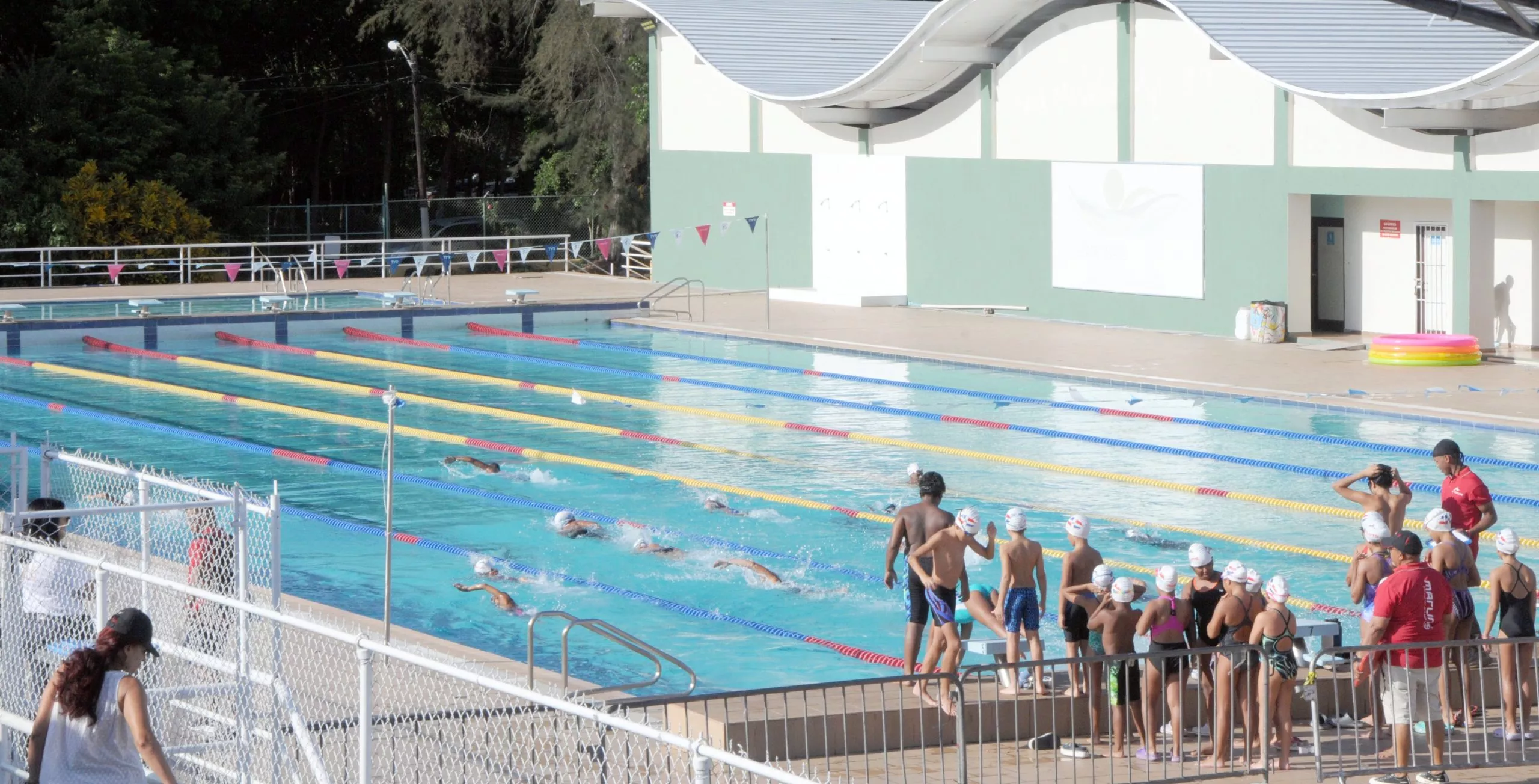 Algunos niños se disponen a tomar sus clases de natación ayer  en el complejo acuático del Centro Olímpico.   nicolas monegro