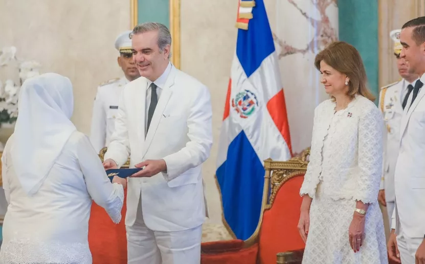 Abinader recibe a  Nana Yuliana, embajadora  de Indonesia.