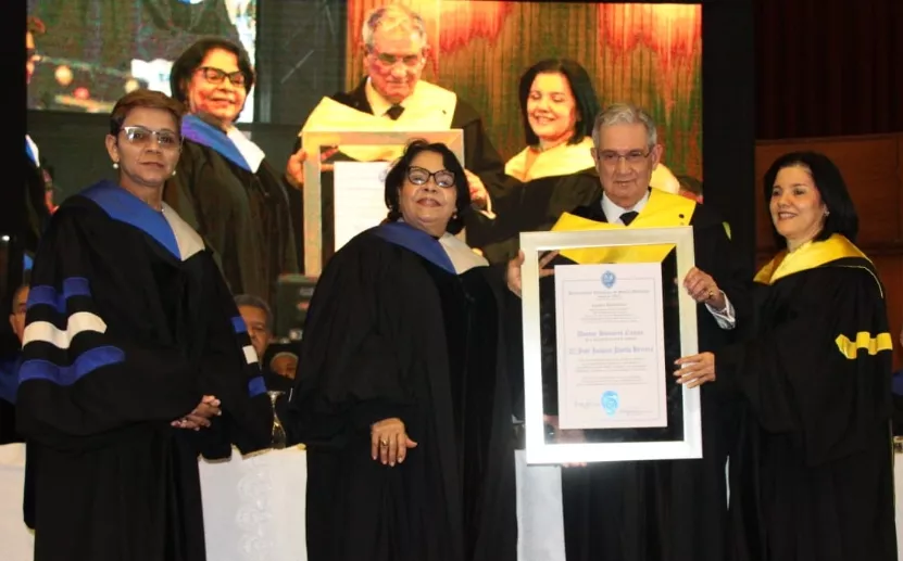 José  Joaquín Puello junto a  Emma Polanco y otras académicas.