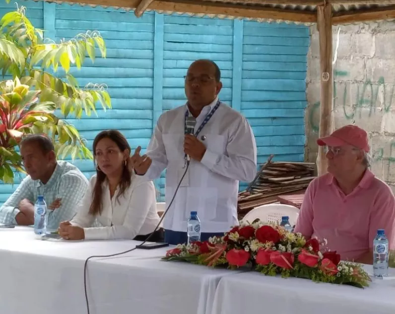 Parte de los representantes que impulsan el proyecto.