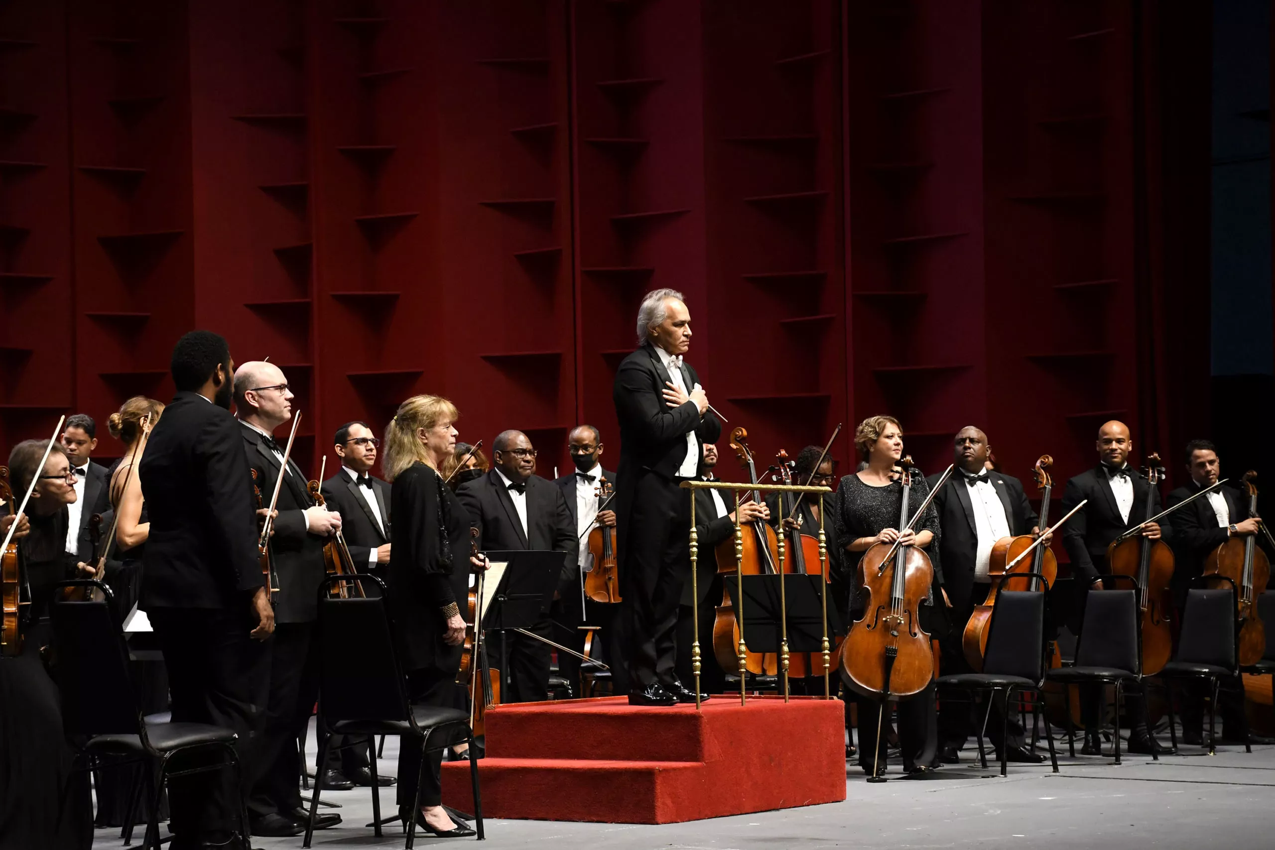 El Maestro José Antonio Molina, junto a su orquesta realiza gesto a la Dama de la Música Sra. Margarita Copello de