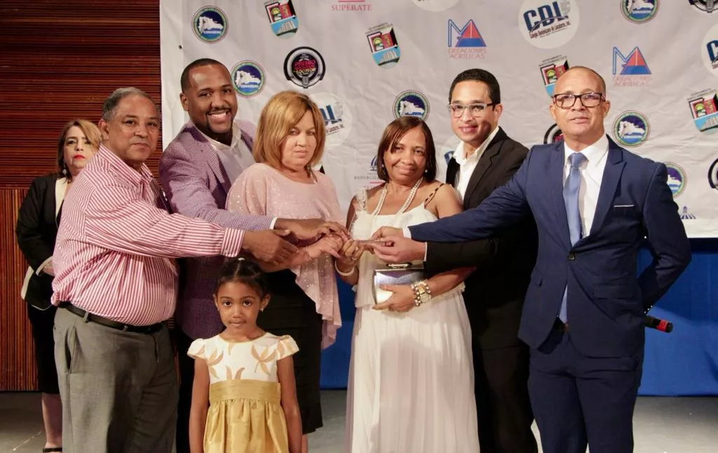 FOTO 2. ENTREGA DEL PREMIO A LA FAMILA DE KENIA DEL ORBE