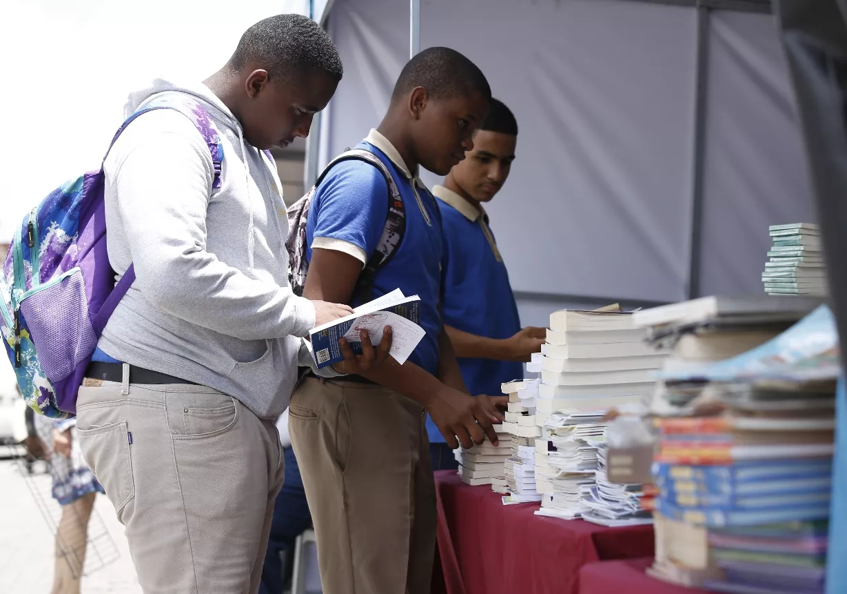 Alumnos de diversos centros educativos  se dan cita en busca de libros preferidos.  ELIEsER TAPIA
