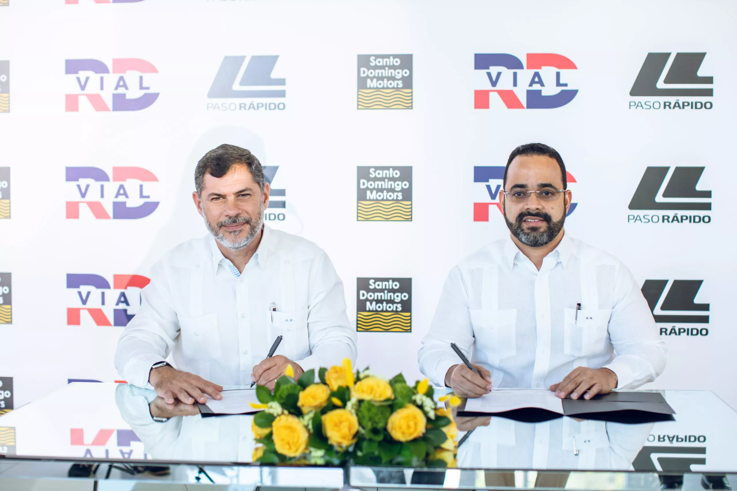 Foto 2, Aníbal Rodríguez y Efraín Hirujo firman el acuerdo.