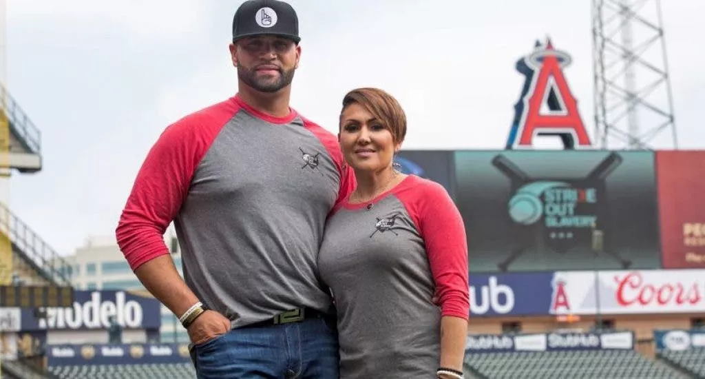 Albert Pujols junto a su esposa.