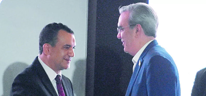 Román Jáquez saluda al presidente Abinader.  Alberto calvo