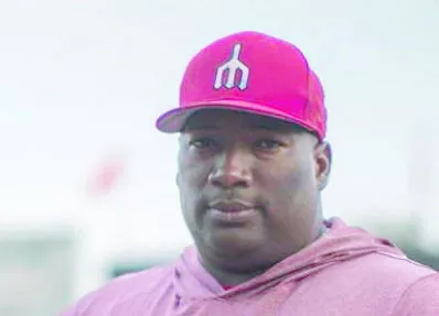 José  ‘Jumbo’ Díaz coloca su   medalla olímpica sobre todo.