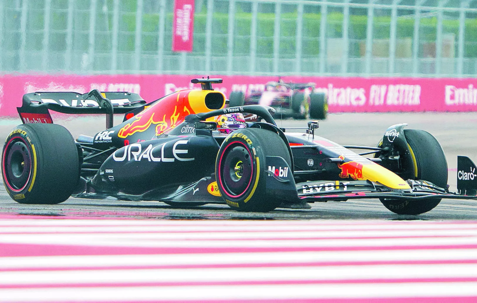 El vehículo de Max Verstappen, de la Red Bull, se desplaza en la pista de Miami  donde ganó el Gran Premio de Fórmula Uno.