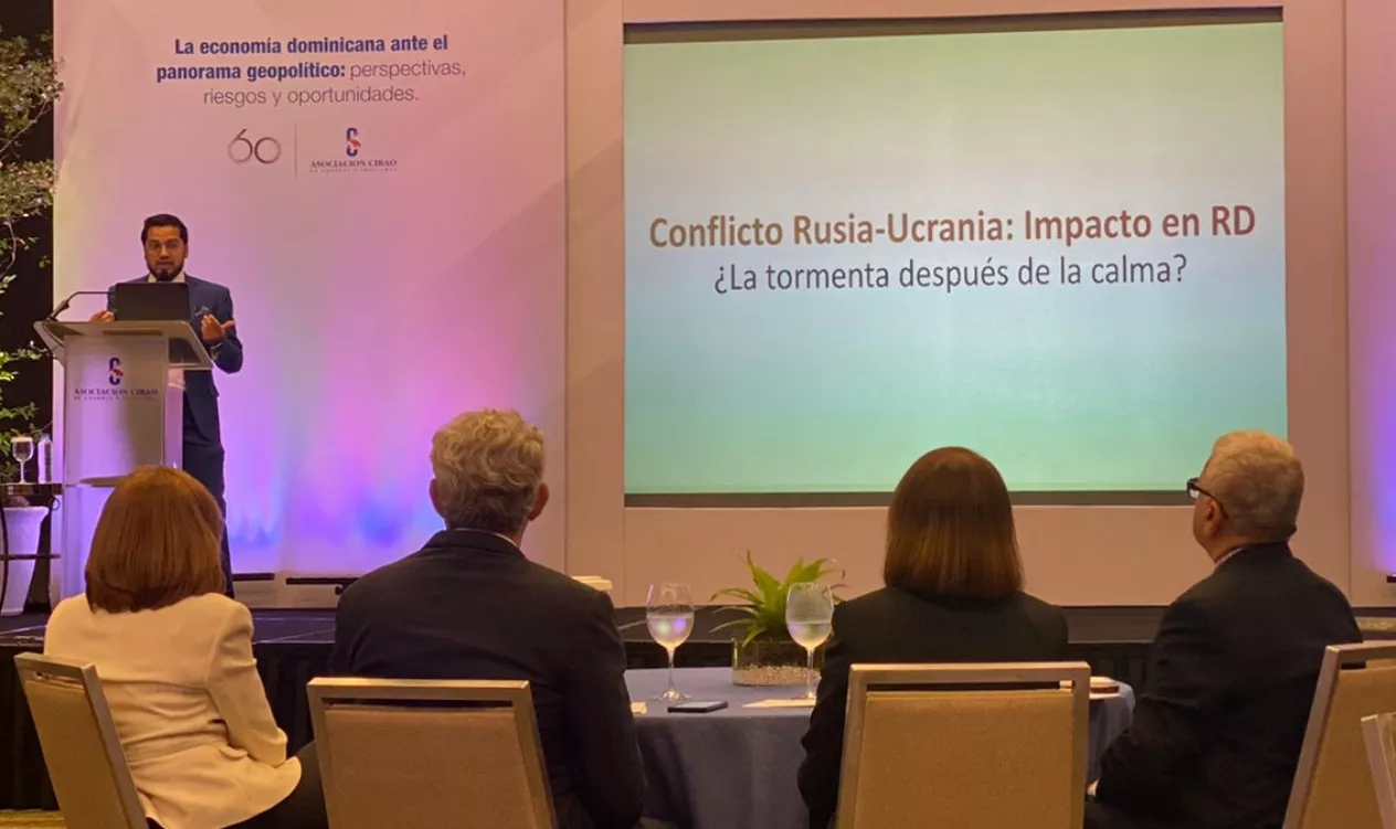 El economista Raúl Ovalle durante una conferencia sobre el panorama geopolítico actual.