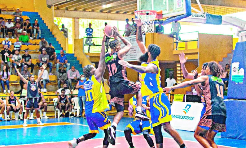 Jassel Pérez, de los Warriors de Barrio México, en ofensiva.