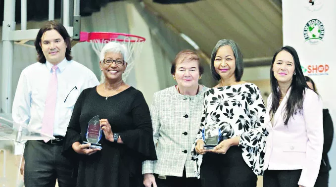 Fauntly Garrido, Altagracia Salazar, Priscilla Garrido, Socorro Arias y Ana Bencosme.