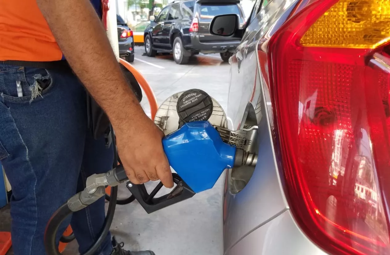 Gobierno congela los precios de los principales combustibles