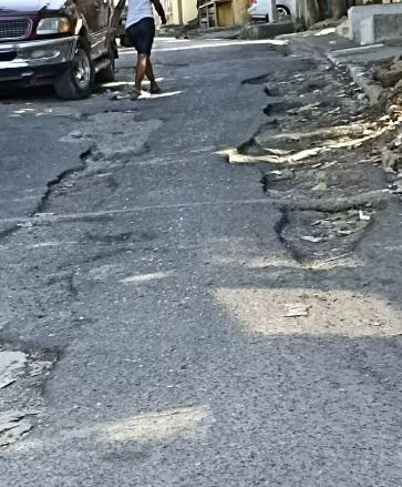 Vista de las condiciones de ls calles deterioradas.