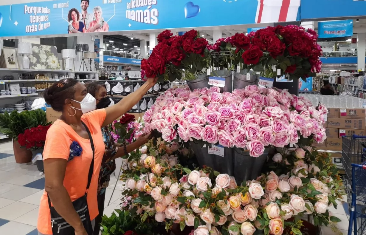 Las grandes plazas están repletas de detalles  para agradar a las madres . YANET FÉLIZ