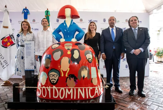 La primera menina   será exhibida en el parque Colón de la Zona Colonial por 30 días.