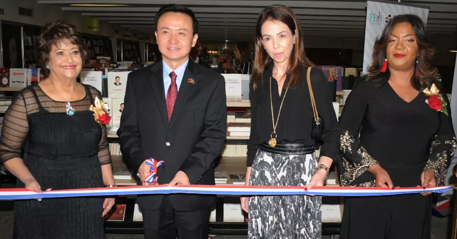 Verónica Sención,  Zhang Run,  Isabel González Cuadra y Amarilys Durán dejan  inaugurado el área de libros chinos.