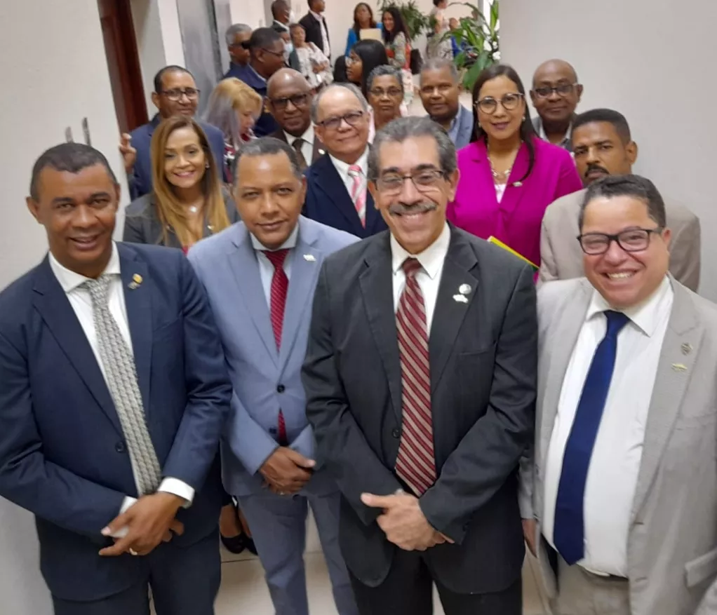 Jorge Asjana tras inscribir ayer su candidatura y  equipo que lo campaña.
