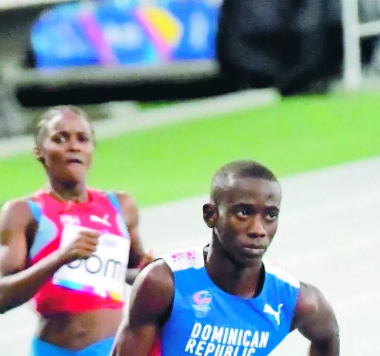 Franquelo Pérez durante su participación el año pasado en la competencia mixta 4×400 de los Panam Junior, en Cali.