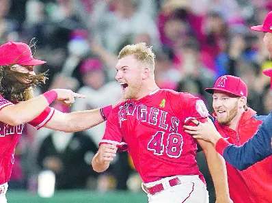 Reid Detmers es felicitado por lograr su hazaña.  AP
