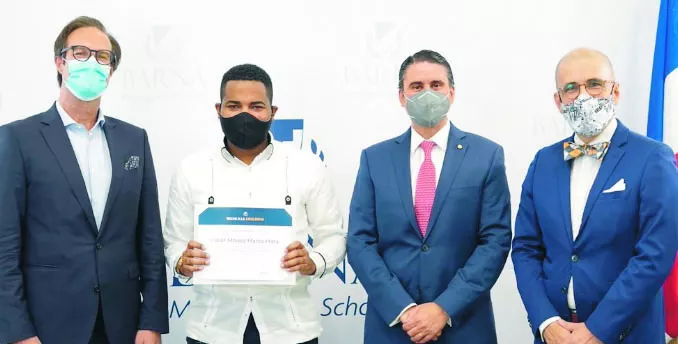 Ejecutivos en la entrega de becas.