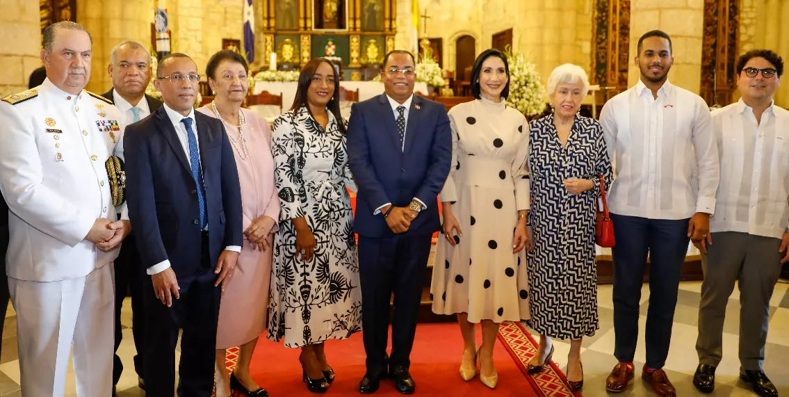 Catalino Correa  junto a Raquel Arbaje y otros incumbentes del Estado.