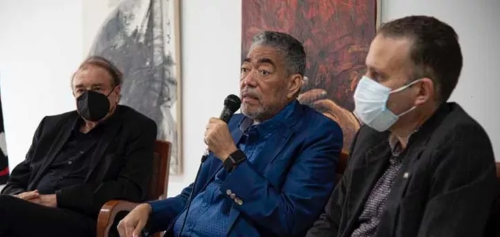Miguel Mejía conversa con sus invitados en la presentación de “Del Caribe a los Antípodas”.