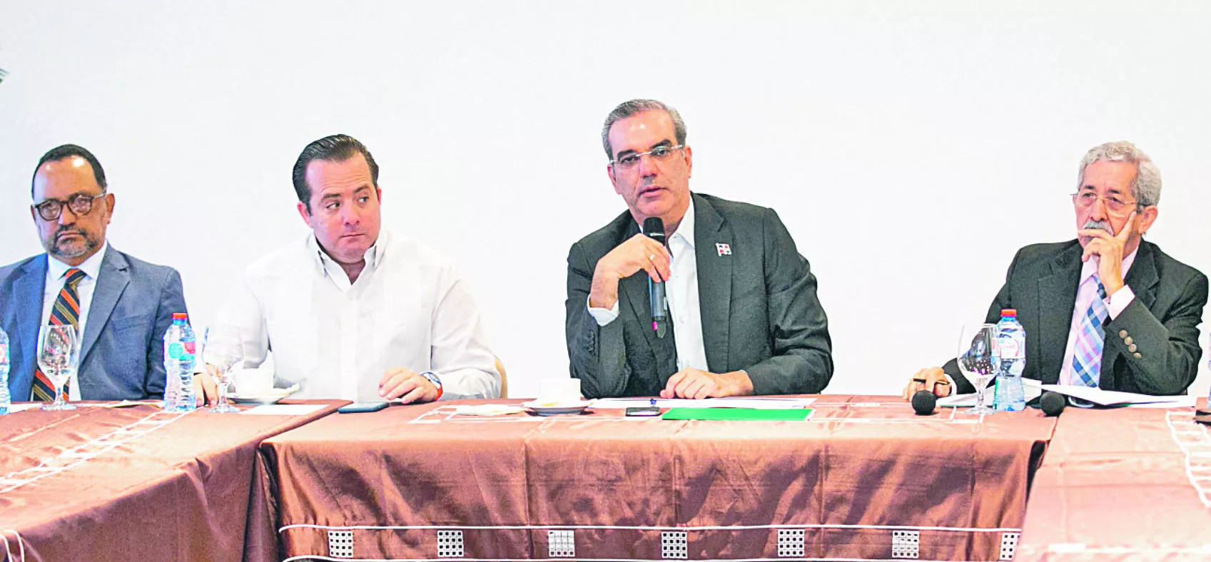 Abinader reconoció el trabajo de todos los sectores en cada uno de los puntos tratados en torno a las 15 reformas que se debaten.