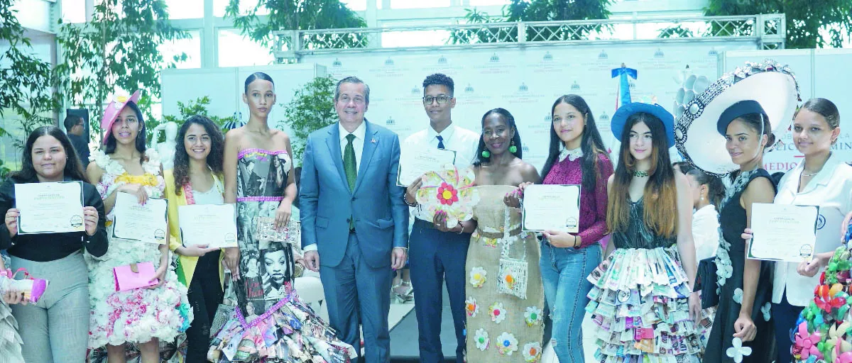 Orlando Jorge Mera junto a participantes en Eco Diseño 2022.    Elieser tapia