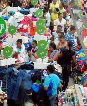 COMERCIO EN LA AV. DUARTE DESPUES DEL DOBLE SUELDO/19-12-10/FOTO CESAR SANCHEZ