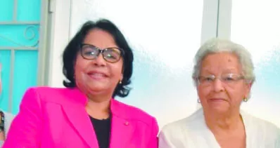Emma Polanco al encabezar  acto junto  académicos.