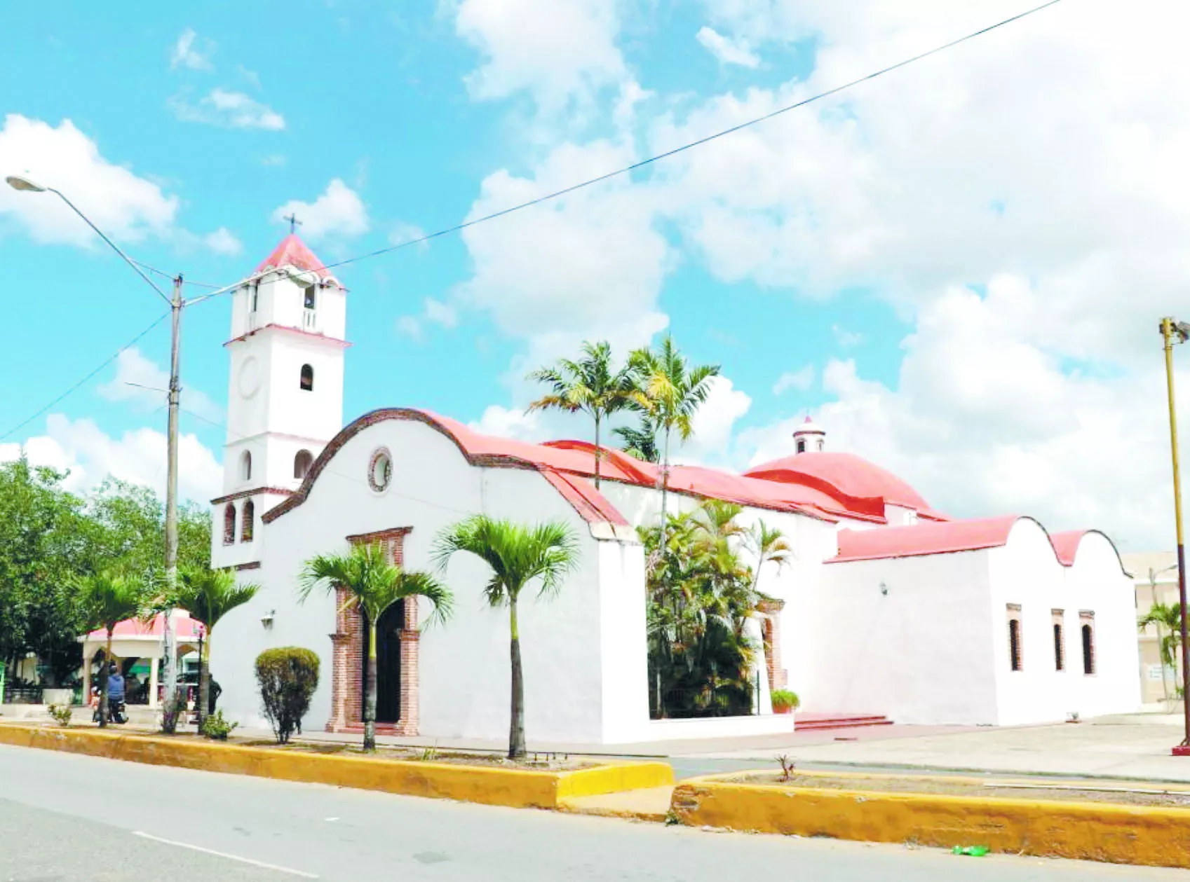 Aspecto de la iglesia con su torre campanario.