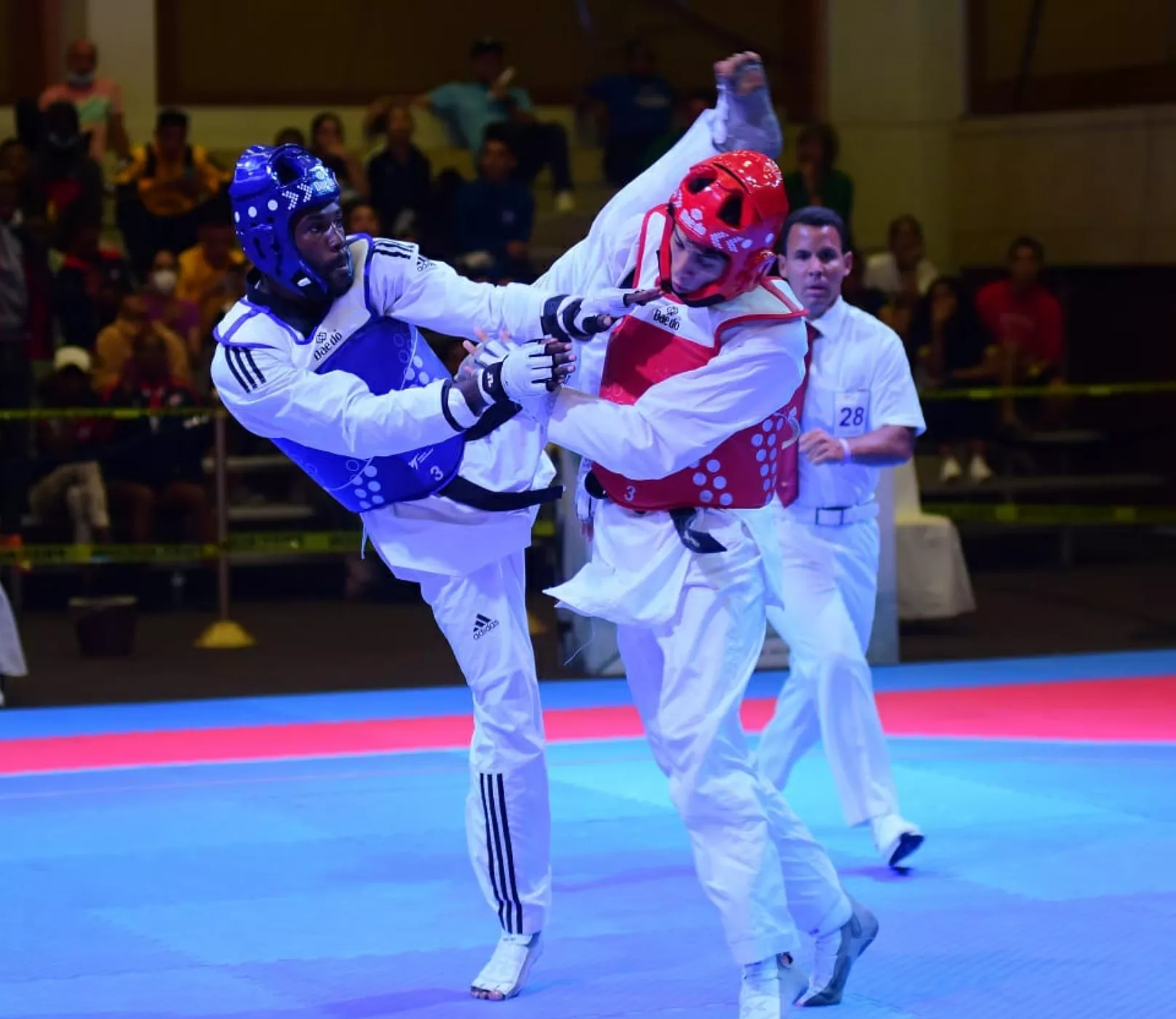 Bernardo Pie (izquierda)  durante su combate contra el canadiense Hervan  Nkogho.