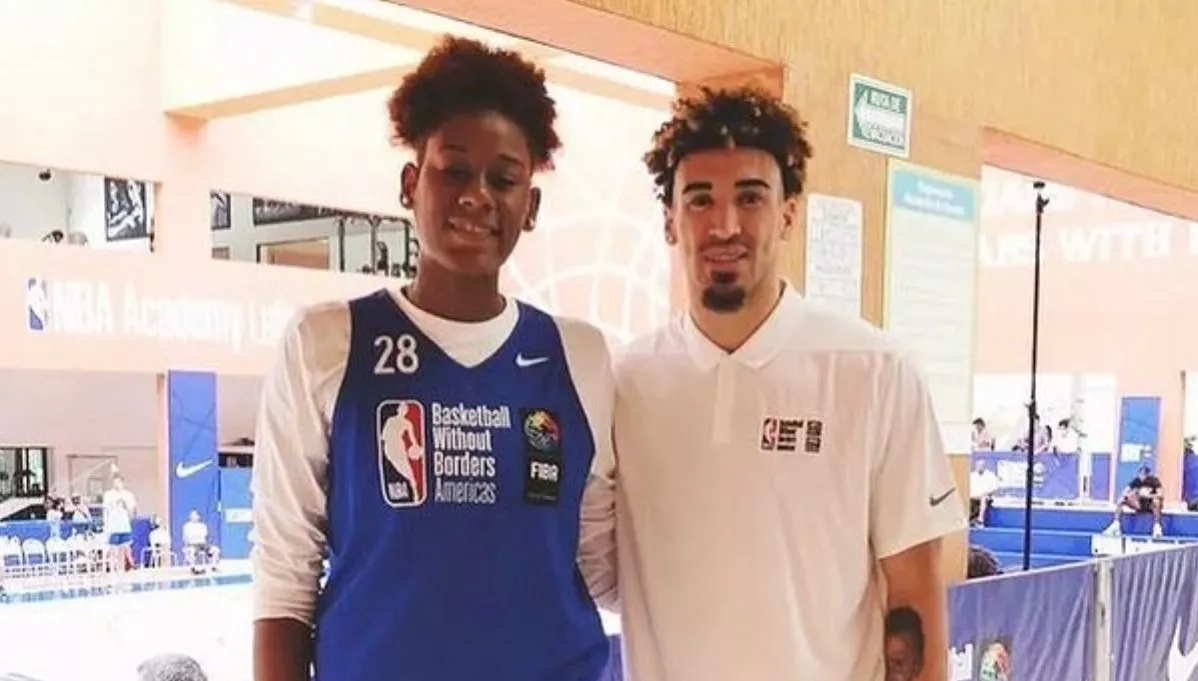 Rocío Jiménez junto a Chris Duarte  durante el campamento NBA en México.   fuente externa