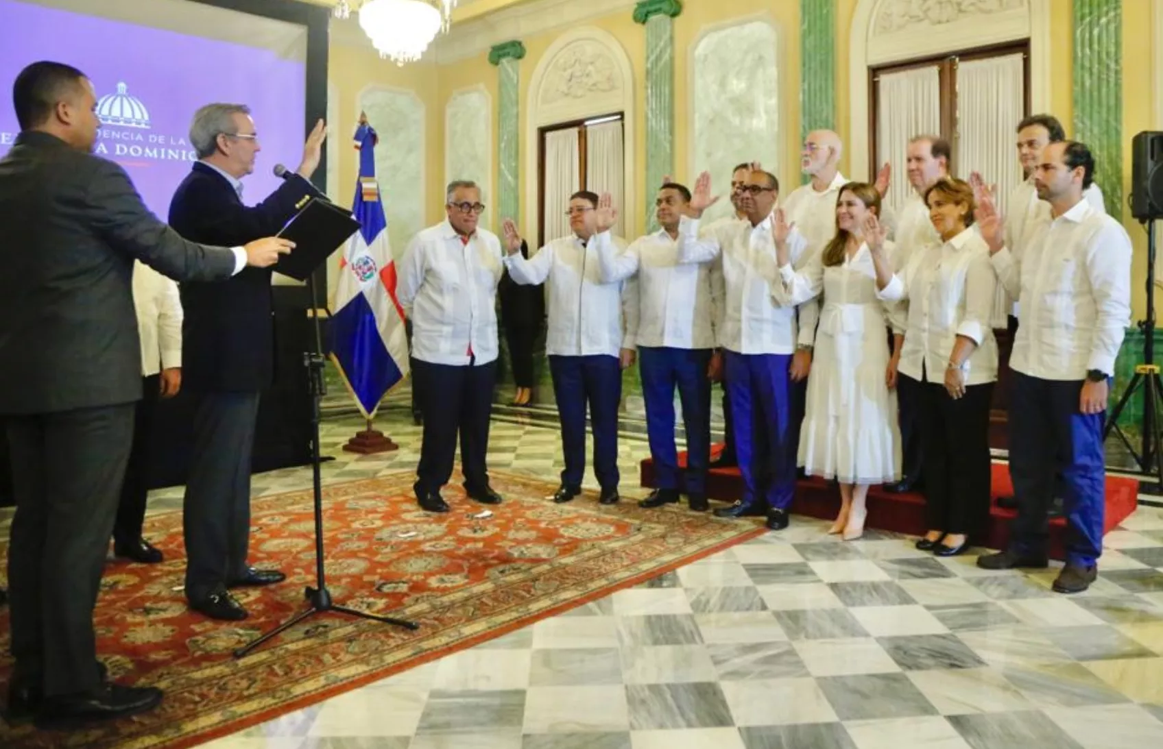 El presidente Luis Abinader les toma el juramento a los miembros del Comité Organizador de los Juegos Centroamericanos.