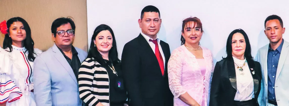 Noé Rivera  Tesorero,  Diana De Marroquí, Oliver Barrientos,  Patty De Quan, su Excelencia Sara Paulino,   Franklin Polanco y  Selvin Raymundo, junto a las modelos vestidas con trajes típicos de ambas naciones.