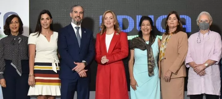 María Waleska Álvarez, al centro,  presidenta de Educa, junto a miembros.