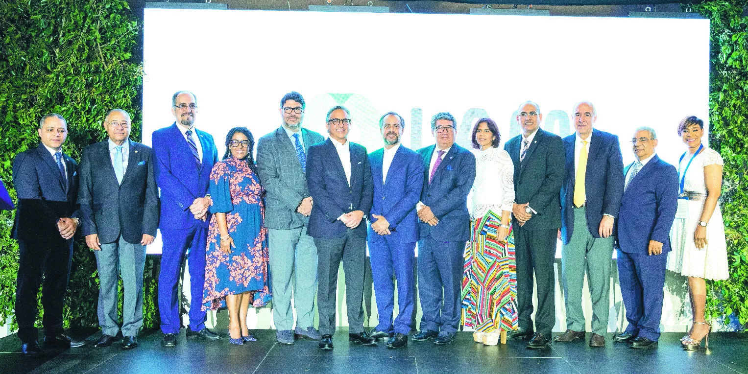 Los ejecutivos de Laboratorios Lam junto a una parte de los conferencistas internacionales y nacionales que participaron  en  “CardioMeet 2022”.