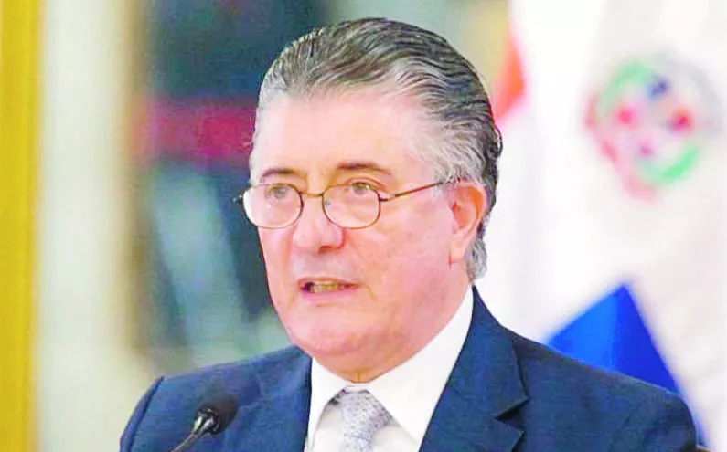 Santana asesora al presidente Abinader en la materia.