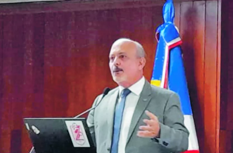 Víctor Pou Soares, director del Dermatológico.