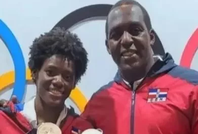 Marileidy Paulino junto a su entrenador Yaseen Pérez.