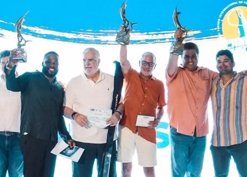 Miembros del Comité Organizador premiana         los ganadores.