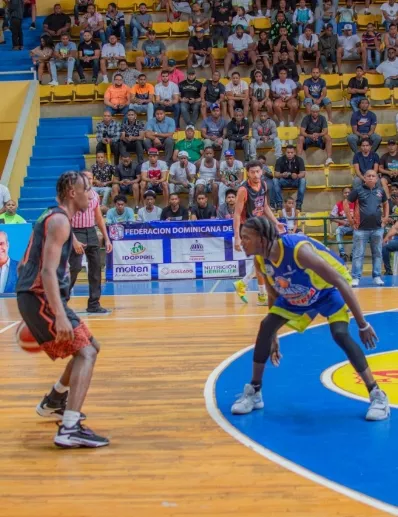 Yassiel Pérez, de los Warriors, busca una penetración.