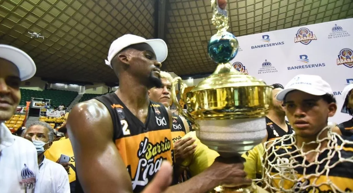 Juan Miguel Suero recibe el trofeo que lo acredita como Jugador Más Valioso de la serie final.