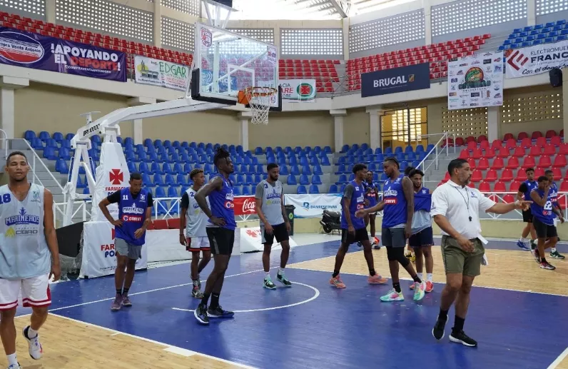 Parte de los jugadores en las prácticas de los Marineros.