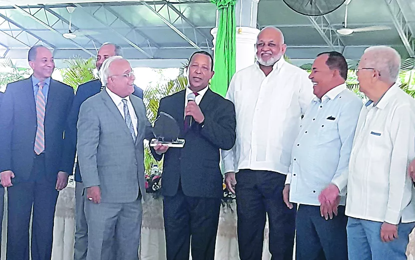 Ministro  Educación fue reconocido por el club.  Fuente externa
